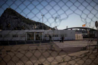 一名婦人走在直布羅陀與西班牙的邊界。AP
