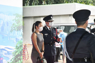 鄧炳強視察現場開放日的情況，包括聽取現場警員介紹設備，並閱覽國家安全敎育展的內容，又與參觀的市民合照。