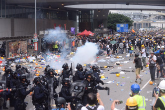 下午3时示威者发动冲击，警方不断施放多枚催泪弹。