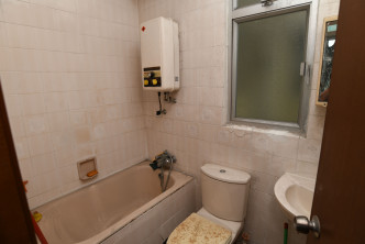 浴室設置浴缸及通風窗，設備齊全。