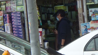劉青雲拎住手機走入藥房向店員查問，唔知想買乜呢？