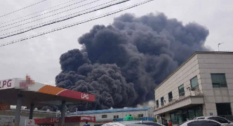 南韩仁川工业区化工厂大火，现场浓浓黑烟不断窜出。(网图)