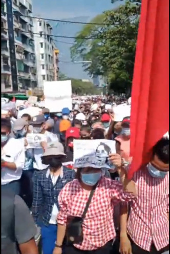 大批民眾參與仰光的反政變遊行。Ei Thinzar Maung Facebook影片截圖