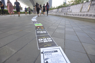 網民在港島區張貼反修例宣傳單張。