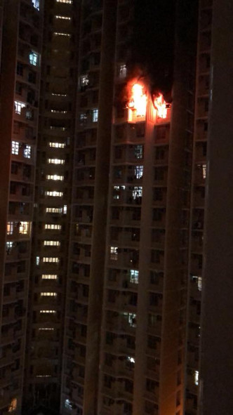 單位陷入火海。網民Roy Li‎在香港突發事故報料區圖片