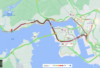 屯门公路车龙十多公里排至葵青。网上图片