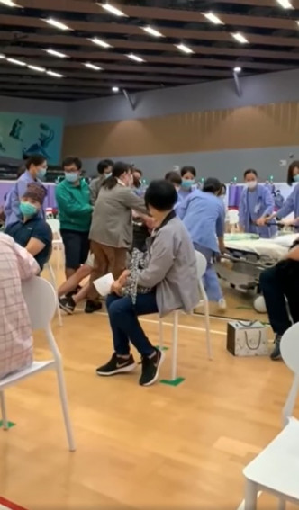 一名男子在疫苗接种中心晕倒及抽搐。网民Cheng Kwok Keung影片截图