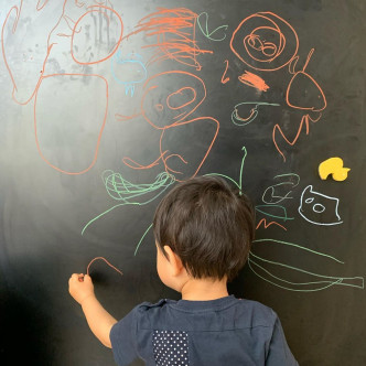 Asher又在黑板作畫。