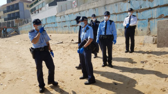 警员封锁现场调查。 杨伟亨摄