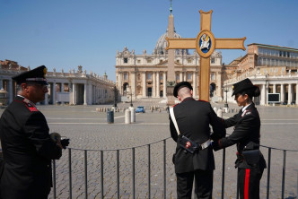 梵蒂冈入口由配戴口罩和手套的武装警察站岗，管制进出。AP