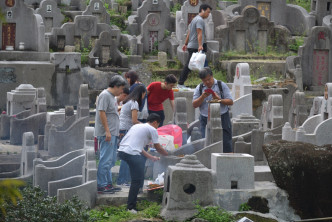 市民重阳节按传统扫墓。