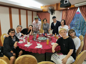 开心饭局
饭局有韩马利夫妇、吴岱融夫妇、黑妹姐、李健达等，大家唔避忌坐埋开餐。