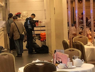 警员将男子制服。香港突发事故报料区 网民：宁静