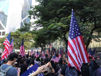 网民举美国旗游行至美领馆。Jy Fung‎图片
