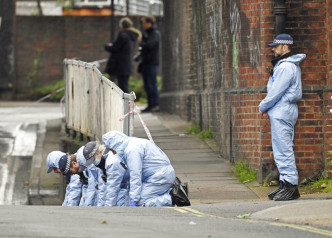 倫敦警方在封鎖槍擊案發生現場調查。AP圖