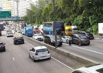 荃湾路发生3车意外。网民刘志轩图片