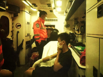 男司机手及面部受伤，由救护车送院治理。