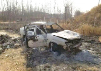 私家车被烧毁。网上图片