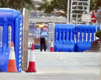警方于博览道东往会展新翼和金紫荆广场的入口架起铁闸，不准出入。