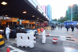 大批示威者傍晚冲出红隧九龙收费广场堵塞行车綫