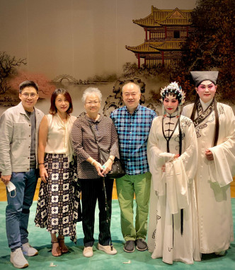 霍啟剛與謝曉瑩等上台恭賀龍貫天與謝曉瑩演出成功。