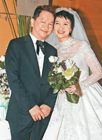 智叔和太太陈敏儿结婚时，没大排筵席，也没拍婚纱照。及至结婚二十周年，两人才补拍结婚照。资料图片