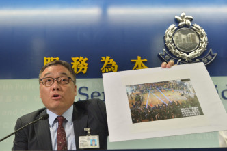 李桂华指要向公众展示镭射枪的危险性。