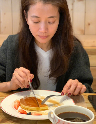 张智霖上载陪袁咏仪食Pancake的照片。网上图片