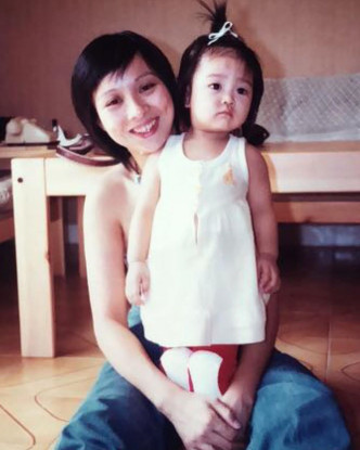 童年薛凱琪同媽媽。