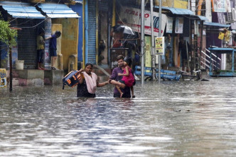 印度泰米尔纳德邦钦奈出现水浸，街道变成泽国。AP图片