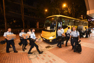 警方使用旅遊巴運送防暴警及裝備。