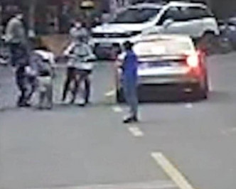 两童在马路嬉戏打闹摔倒。网图