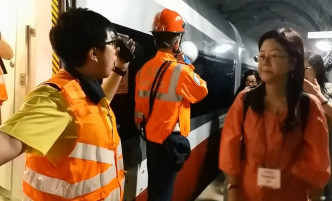 港铁职员安排车上约200名乘客离开车厢，并疏散到邻綫。影片截图