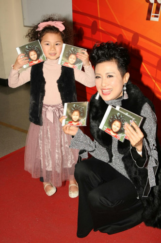 陈禛与妈妈罗敏庄一齐出席录影《流行经典50年》。