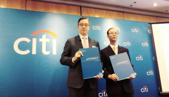 花旗银行公布香港千万富翁调查，左为总经理林智刚，右为市务部研究主任周伟杰。