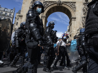 在巴黎有防暴警察到場。AP