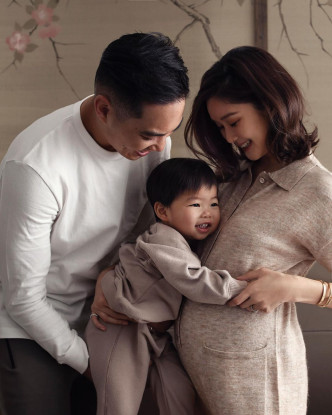 香香於今年2月初在社交網貼出全家福，宣佈懷第二胎B仔「小腰果」。