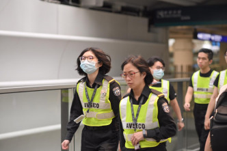 机场职员佩戴口罩。
