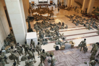 国民警卫队在国会内通宵留守防暴乱。AP