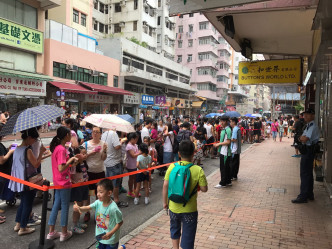 不少家长带同子女在新学年向文昌帝敬拜。