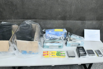 警方于单位内检获两部电脑及毒品包装工具。
