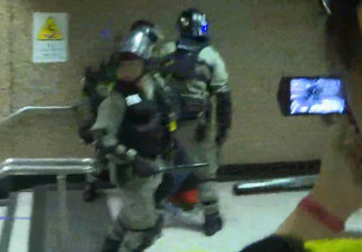 警察在黃大仙港鐵站內作出拘捕。Now新聞截圖
