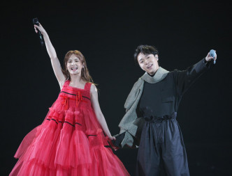 首晚Rainie邀请了老友青峰做表演嘉宾。