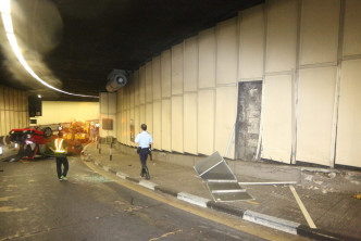 啓德隧道的士失事撞毁墙板。