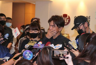吴宗宪与小鬼女友峮峮接受传媒访问。