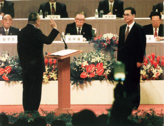 董建华1997年7月1日宣誓就任行政长官，由总理李鹏（右）监誓。资料图片