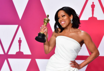 黑人女星Regina King。