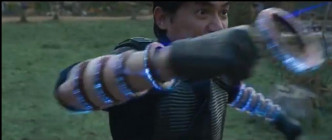 梁朝偉飾演文武，其十環武器都是由Tony Stark的公司製造。
