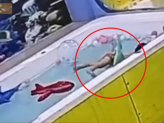 女童(紅圈)腰部被水泡卡住，無法翻身自救。影片截圖
