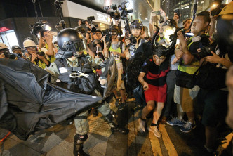 示威者用雨伞与防暴警员冲突。资料图片